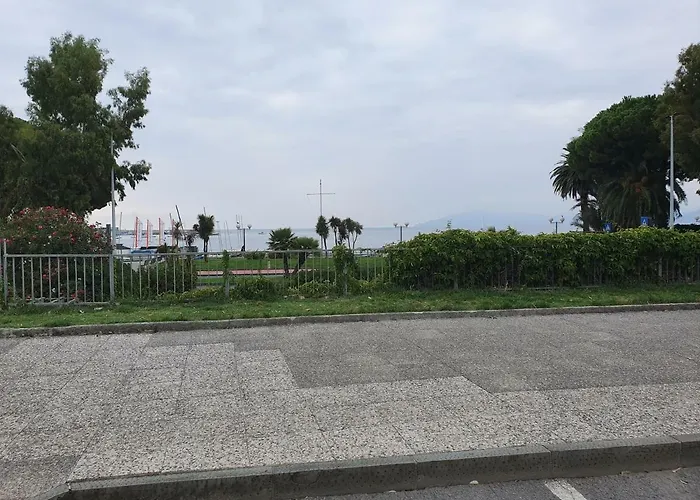 Sestri Executive 2 Bedroom&huge Terrace 东塞斯特里